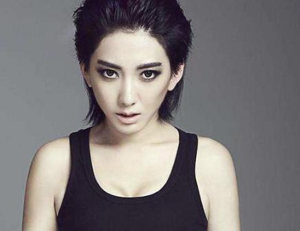 她曾是《快女》人气王，被称第二个李宇春，却错失冠军隐匿多年