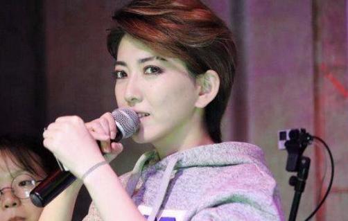 她曾是《快女》人气王，被称第二个李宇春，却错失冠军隐匿多年