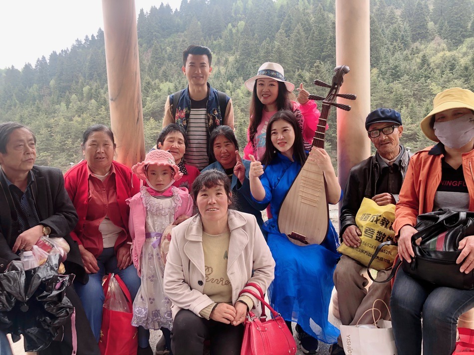 去西北采风花儿，在山上唱评弹。