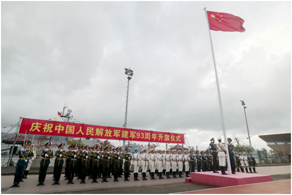  8月1日，解放军驻港部队举行升国旗仪式。图源：香港政府新闻处
