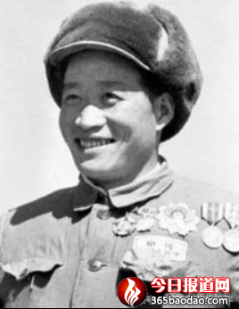 李佩山访著名战斗英雄、特等功臣杨育才1426.png