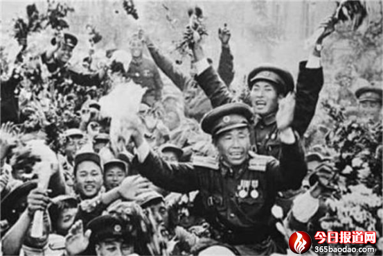 李佩山访著名战斗英雄、特等功臣杨育才4953.png