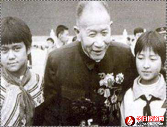 李佩山访著名战斗英雄、特等功臣杨育才5400.png
