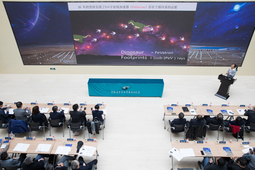 4月2日，在中国科学院高能物理研究所举行的发布会上，黄晶研究员在介绍成果。新华社记者 金立旺 摄